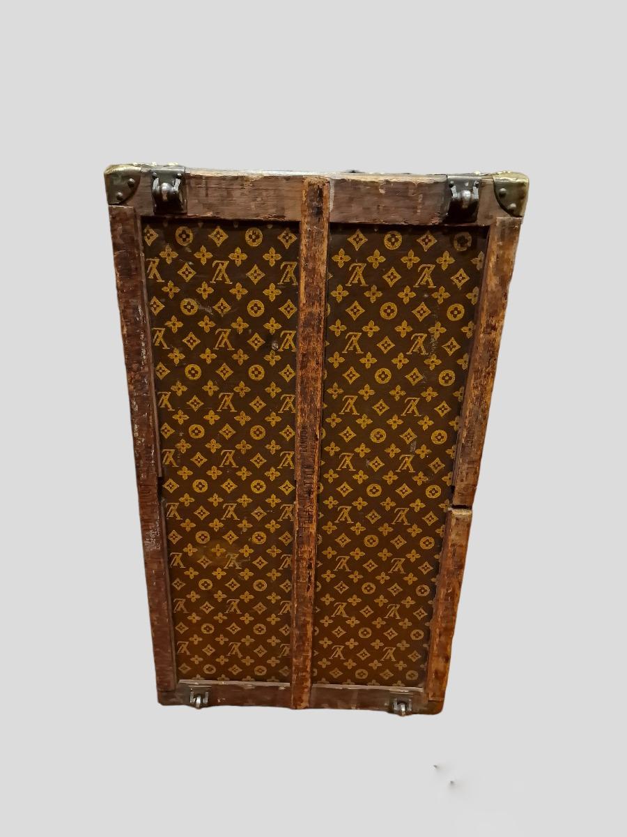 Cute Louis Vuitton trunk 