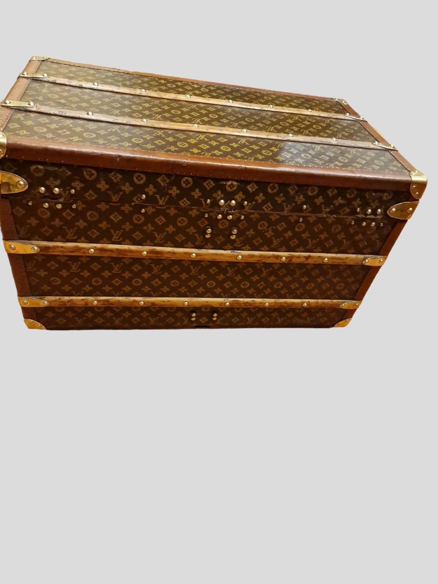 Cute Louis Vuitton trunk 