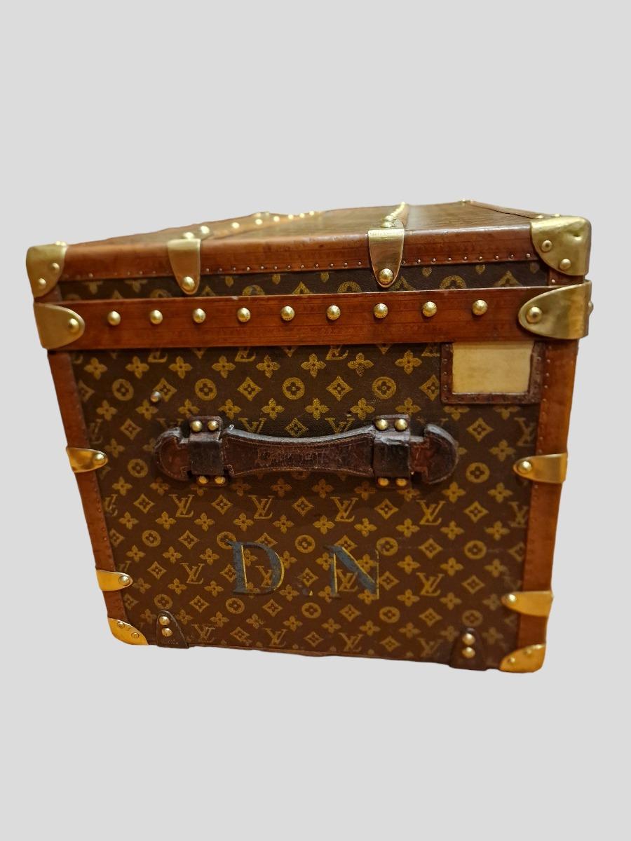 Cute Louis Vuitton trunk 
