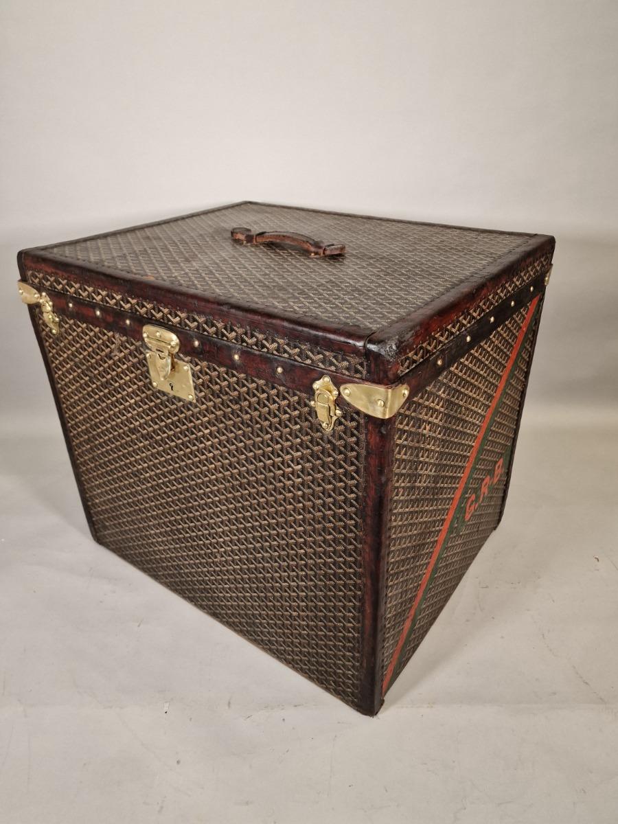 Hat Goyard trunk