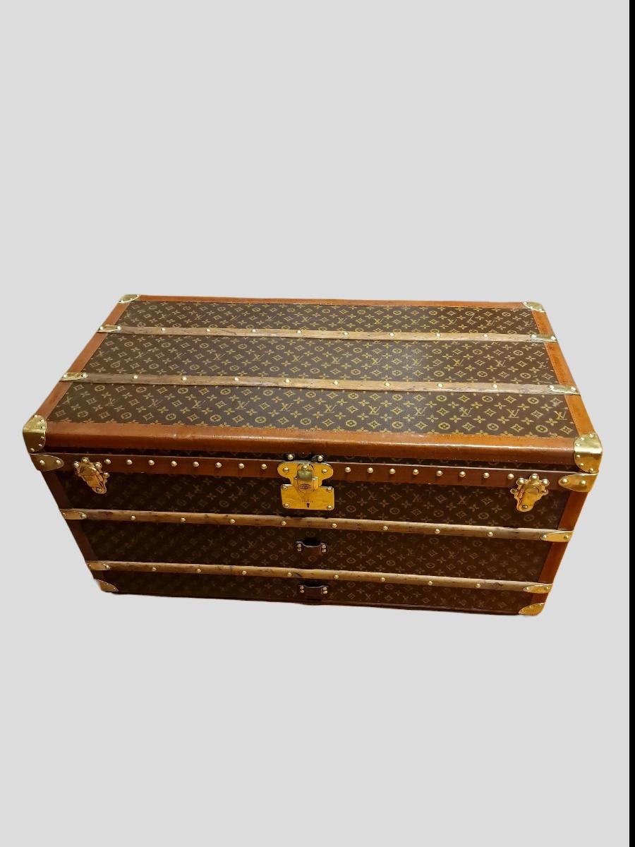 Louis Vuitton trunk courrier 