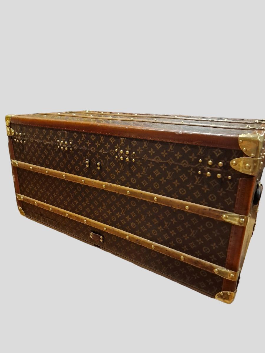 Louis Vuitton trunk courrier 