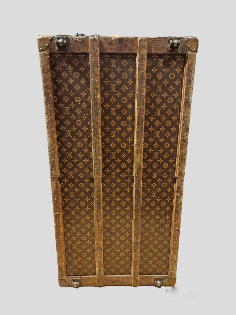 Louis Vuitton trunk courrier 